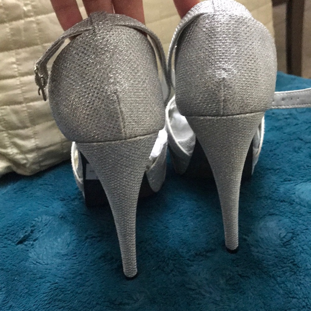Silver heels - Picture 3 of 5